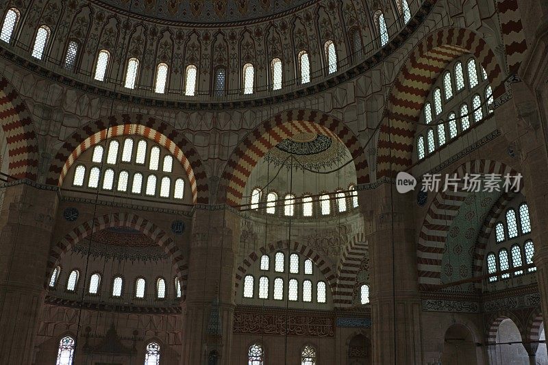 Edirne Selimiye清真寺天花板，圆柱，圆顶和墙壁细节，穹顶上有阿拉伯文字